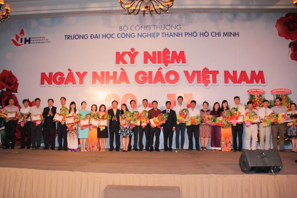 Kỷ niệm ngày Nhà giáo VN 20-11 và vinh danh 5 phó giáo sư năm 2015