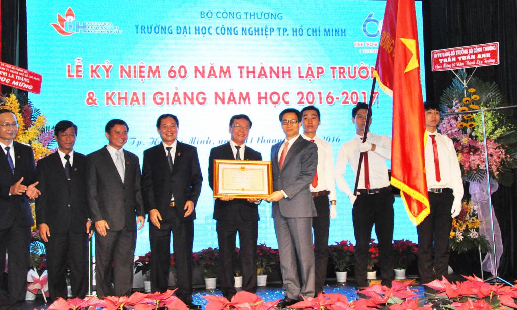 Trường đại học Công nghiệp TP.HCM nhận Huân chương độc lập hạng Ba