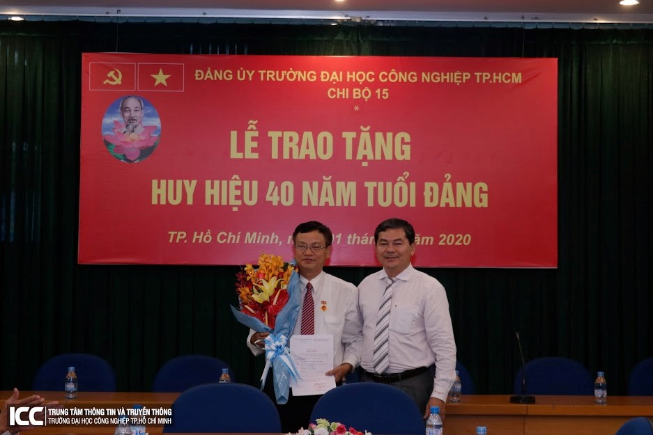 Lễ trao huy hiệu 40 năm tuổi Đảng