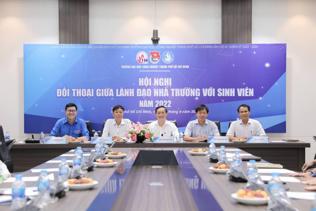 Hội nghị đối thoại giữa lãnh đạo Nhà trường với sinh viên năm 2022