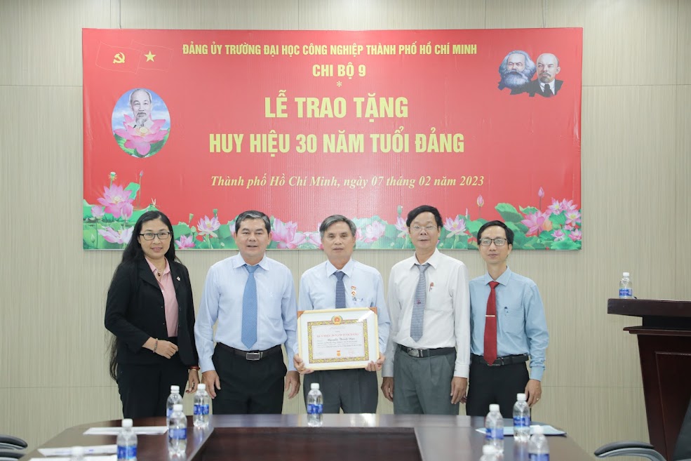 Lễ trao huy hiệu 30 tuổi Đảng